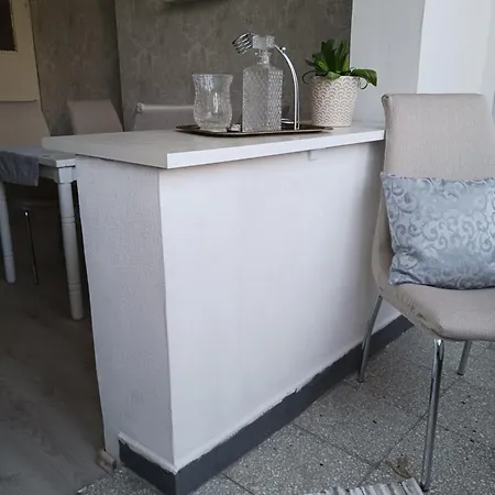 тристаен Apartment